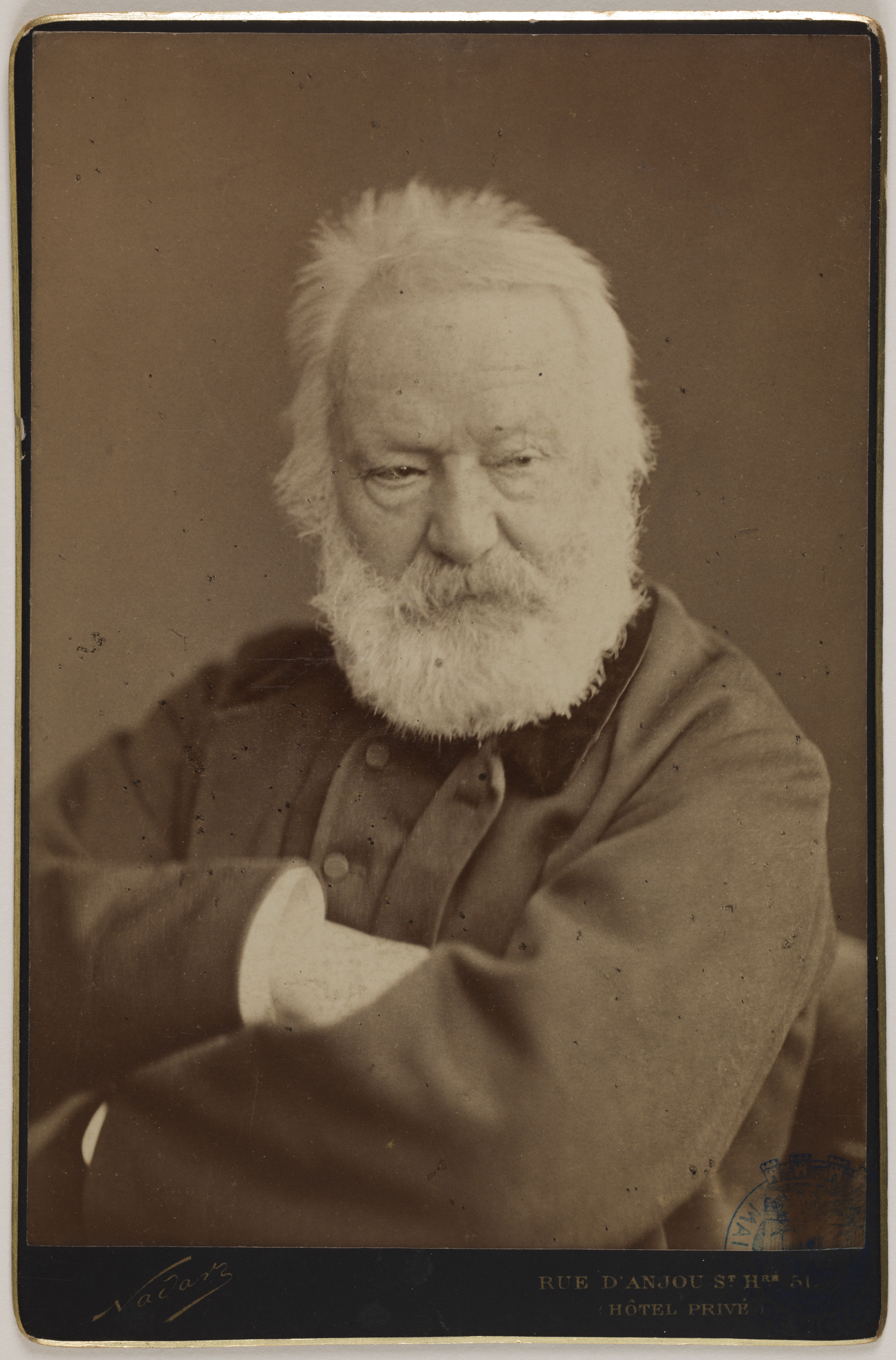 Nadar, Victor Hugo, bras croisés