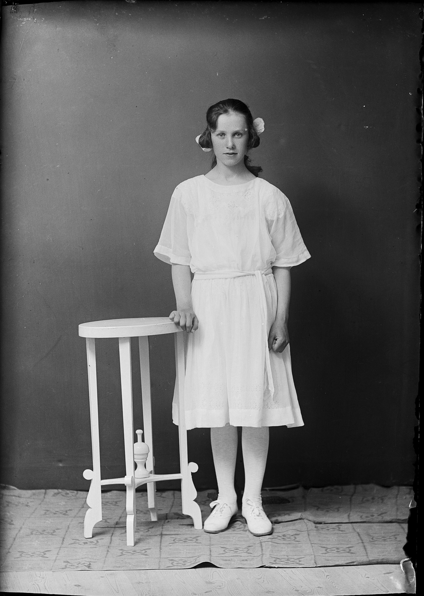 Skötsner-Edhlund, Ateljé Portrait - Wera Jansson from Östhammar, Uppland 1923