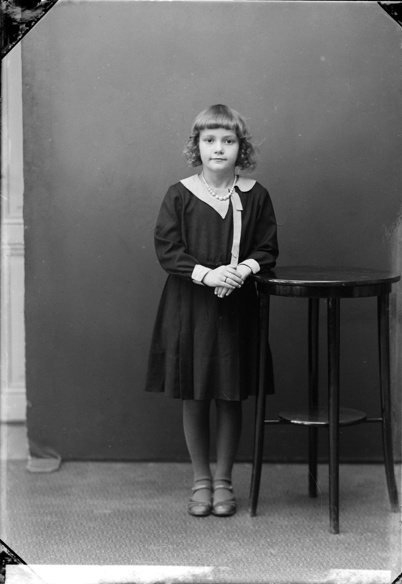 Skötsner-Edhlund, Barnporträtt - flicka, Östhammar, Uppland