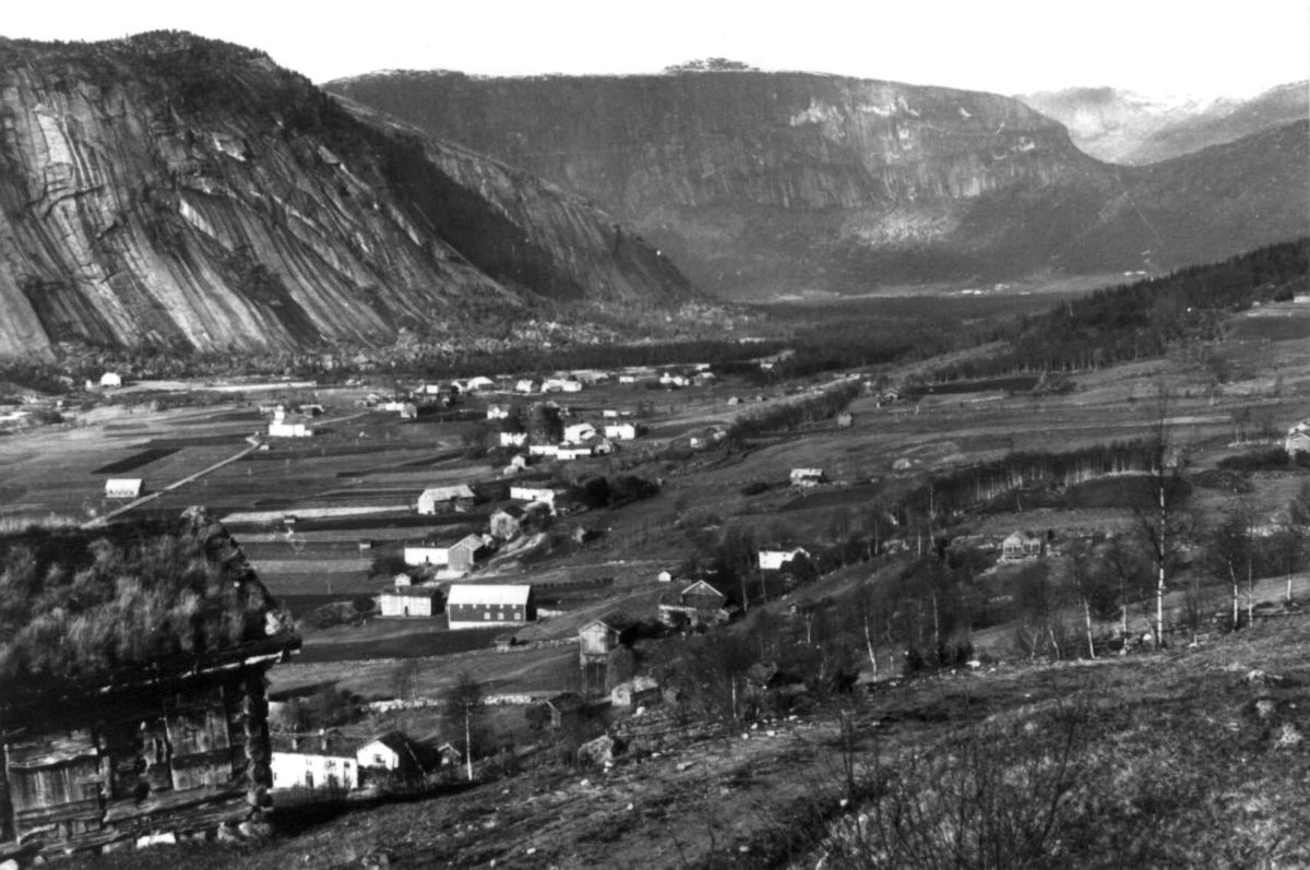 Anna Grostøl, Oversiktsbilde med bebyggelse fra Valle 1938.