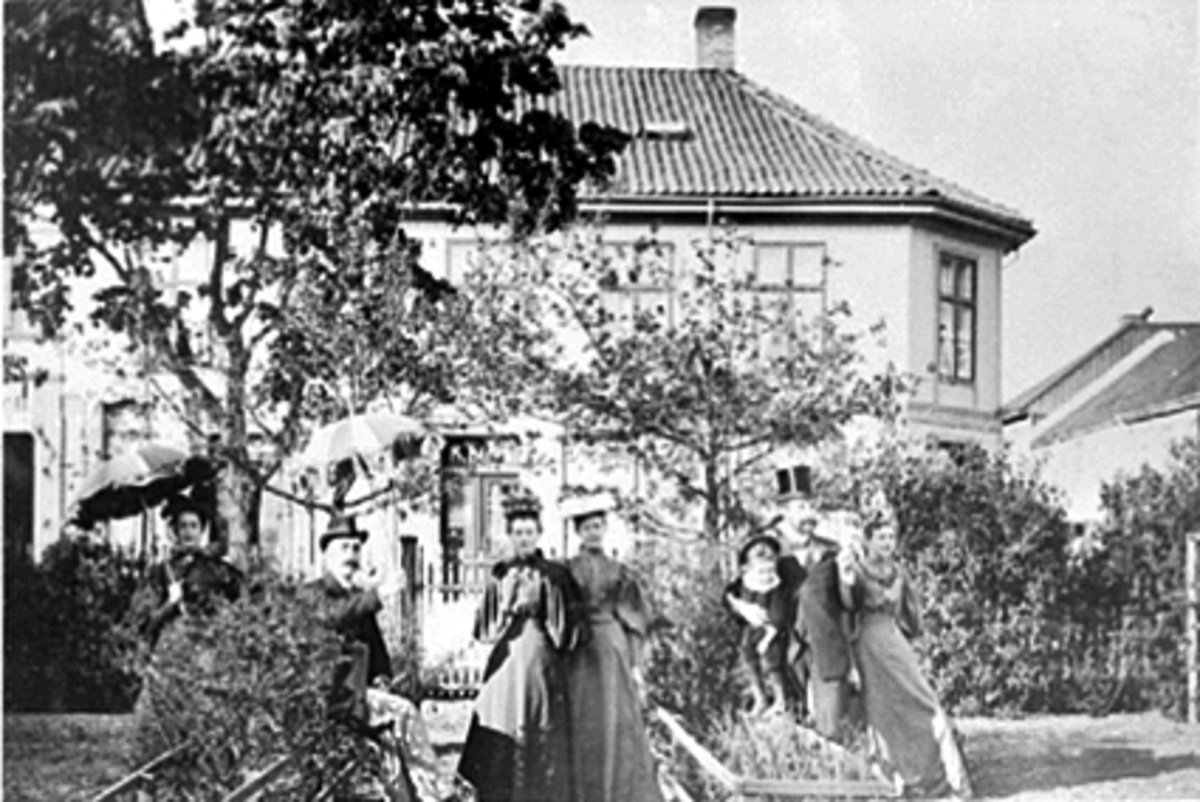Anno Domkirkeodden, Strandgatehagen til Strandgata. 31. Hageselskap, 31. Mai 1896. Albert Steen til høyre.