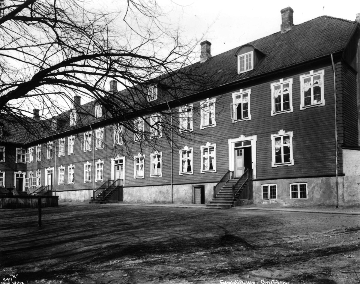 Anders Beer Wilse, Empirekvartalet, Oslo. Det militære sykehus. Stor trebygning i vinkel.
