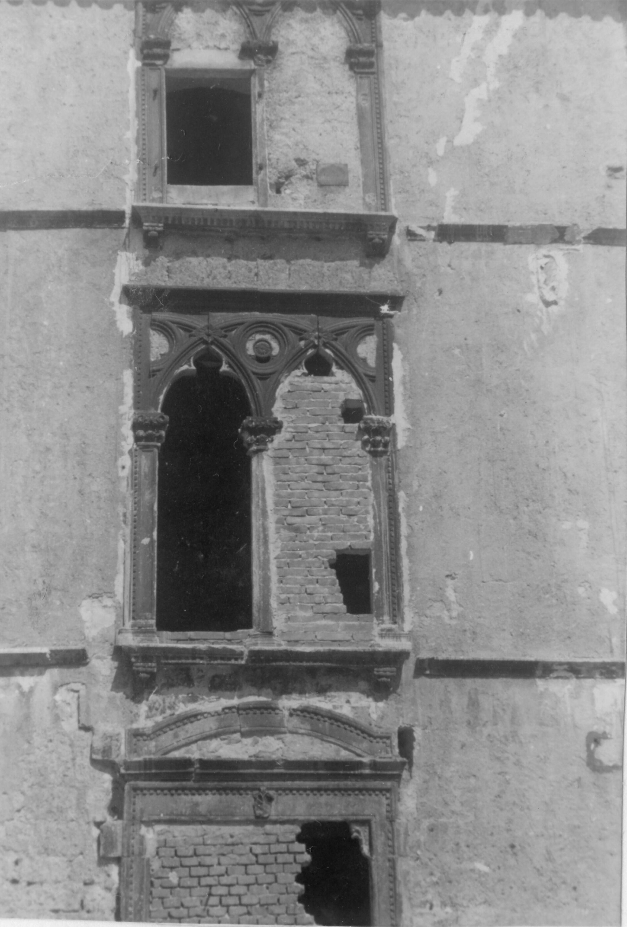 Branko Fučić, Cres, pročelje palazzetta Arsan Petris, detalj pročelja: zazidana gotička bifora; venecijanska gotika