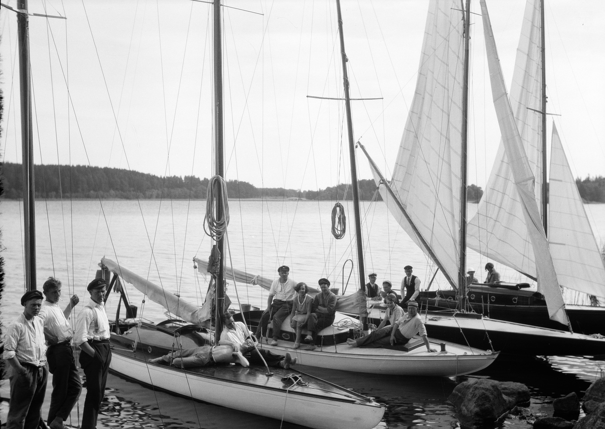 Paul Sandberg, Sällskap med segelbåtar som ankrat i sjövik, troligen Ekoln i Mälaren, 1936