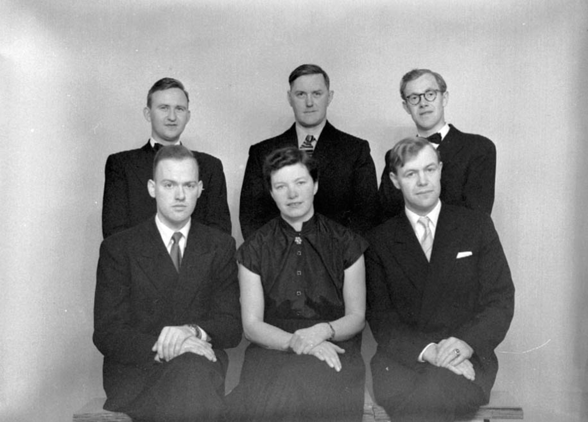 Anno Domkirkeodden, Fjøskontrollen i Stange. Foran f. v. kontrollassistent i Romedal Eivind Holm, laboratorieassistent Mary Nyland, Overassistent Peter Eiane. Bak f. v. kontrollassisten i Stange Øystein Hovind, Kontrollassistent i Vallset Jo Enger og kontrollassistent i Stange Jacob Sverre Løland. Han var senere også …