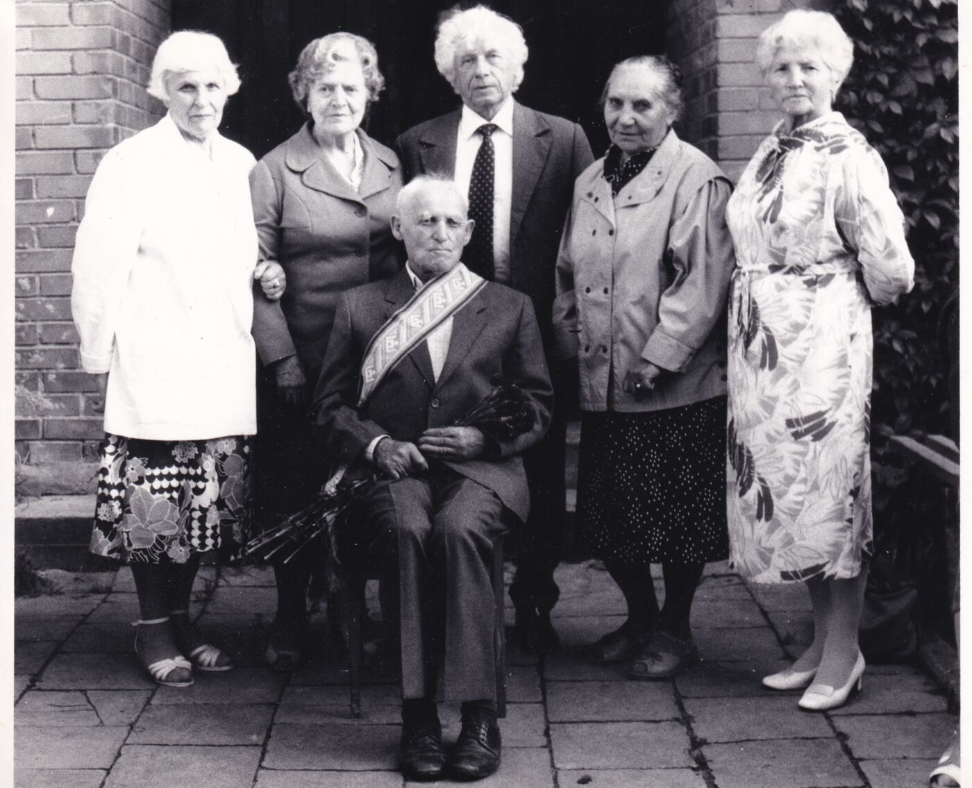 Nežinomas XX a. II p. fotografas, Tauragės mokytojų seminarijos istorijos mokytojas Juozas Mičiulis 90-mečio proga su savo mokiniais