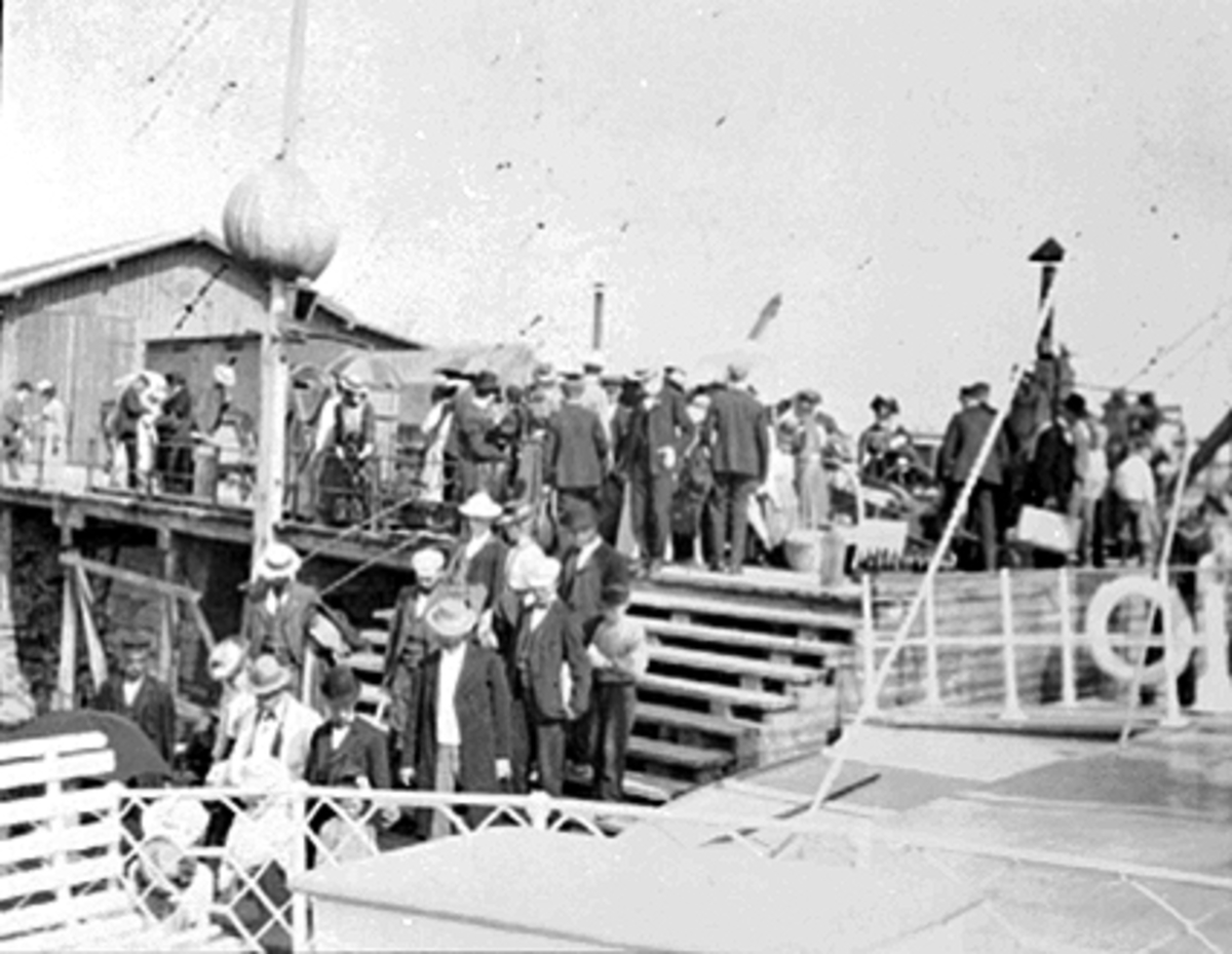 Anno Domkirkeodden, JERNBANEBRYGGA, MJØSBÅT, FOLKELIV PÅ JERNBANEBRYGGA.