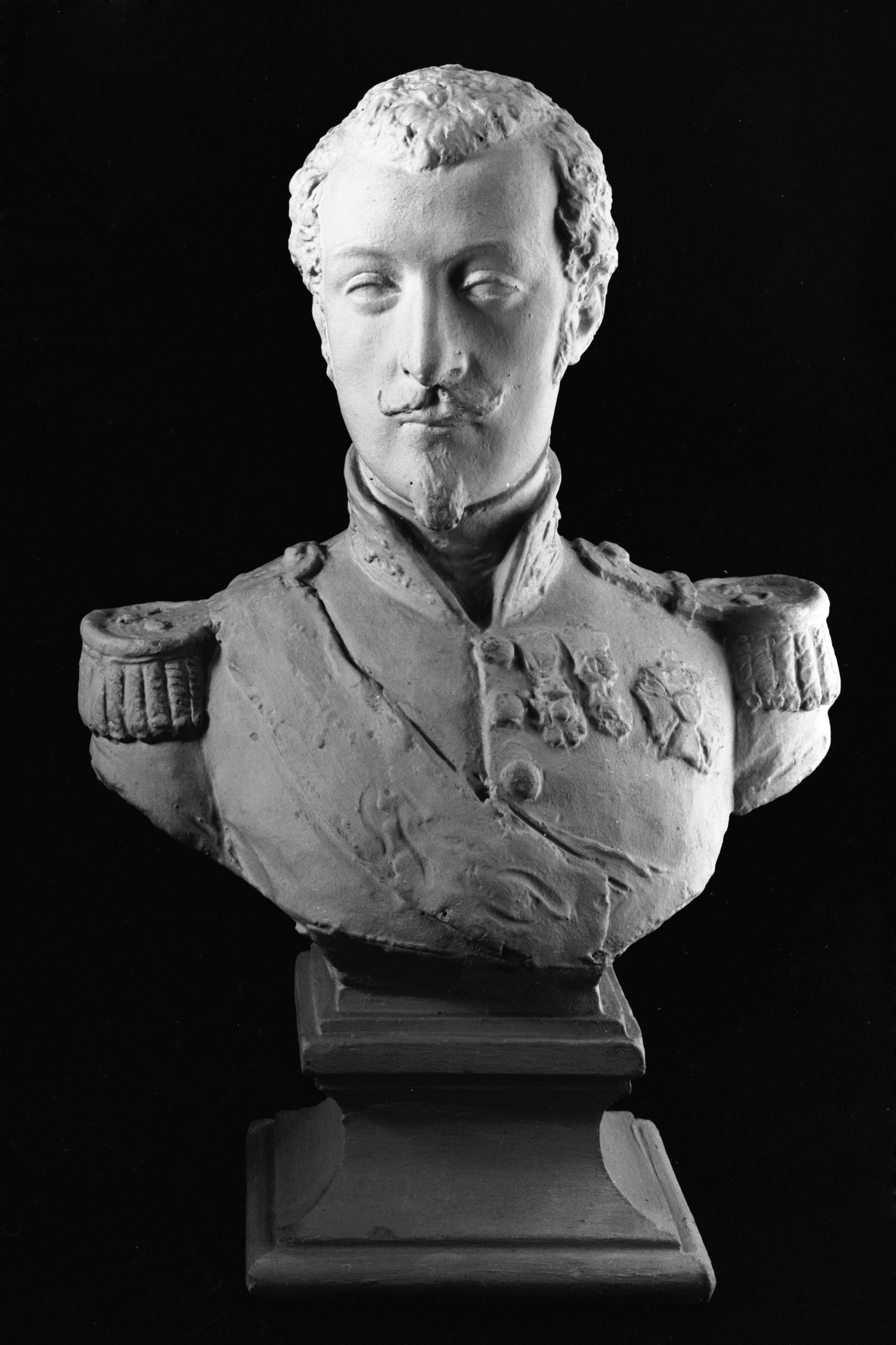 Jean Pierre Dantan, Portrait sérieux de Louis-Charles-Philippe-Raphaël d'Orléans, duc de Nemours (1814-1896).