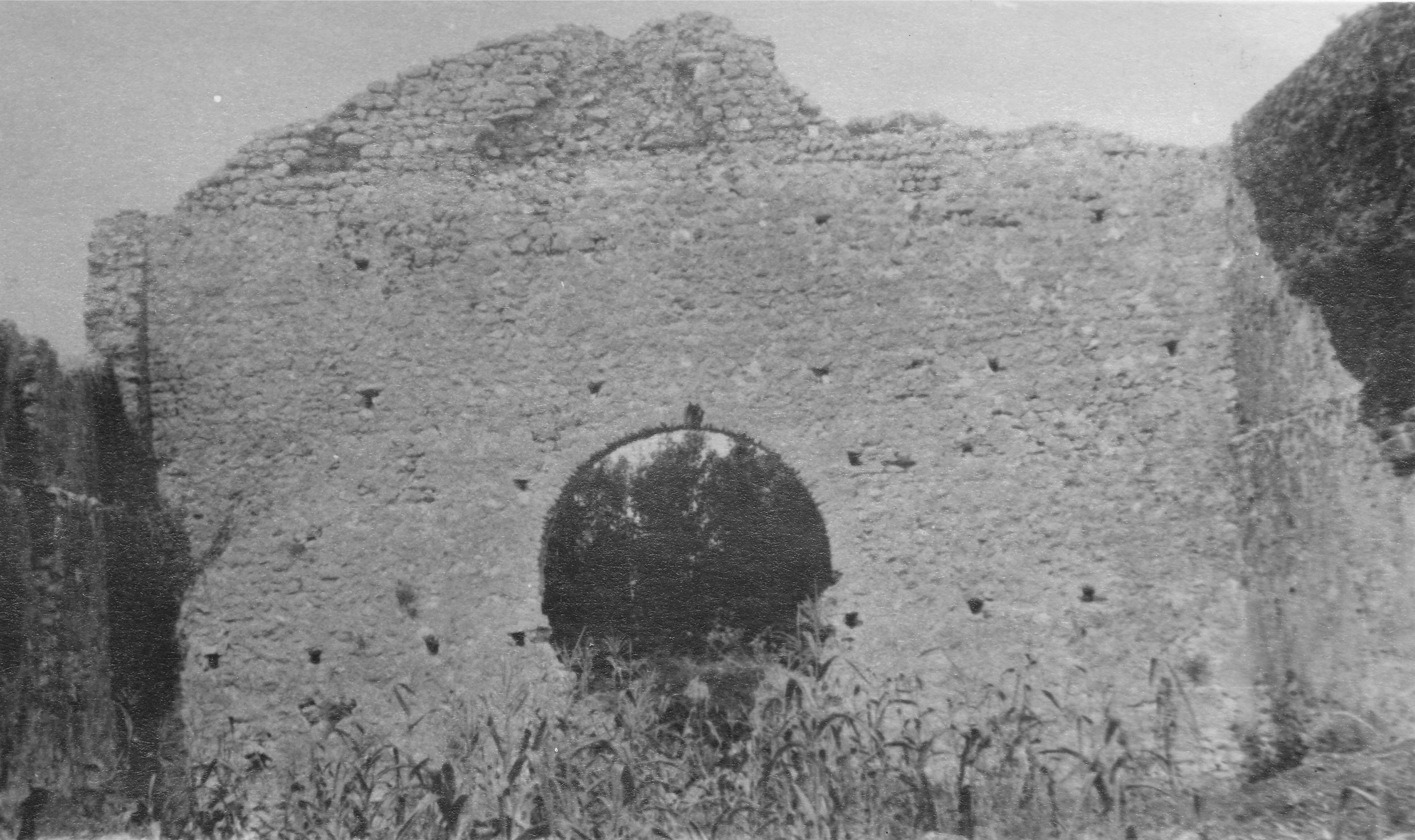 Branko Fučić, Omišalj, Mirine, ostaci benediktinske ranokršćanske bazilike; pogled iz unutrašnjosti na ulaznu (zapadnu) stranu prije iskapanja 1947. godine