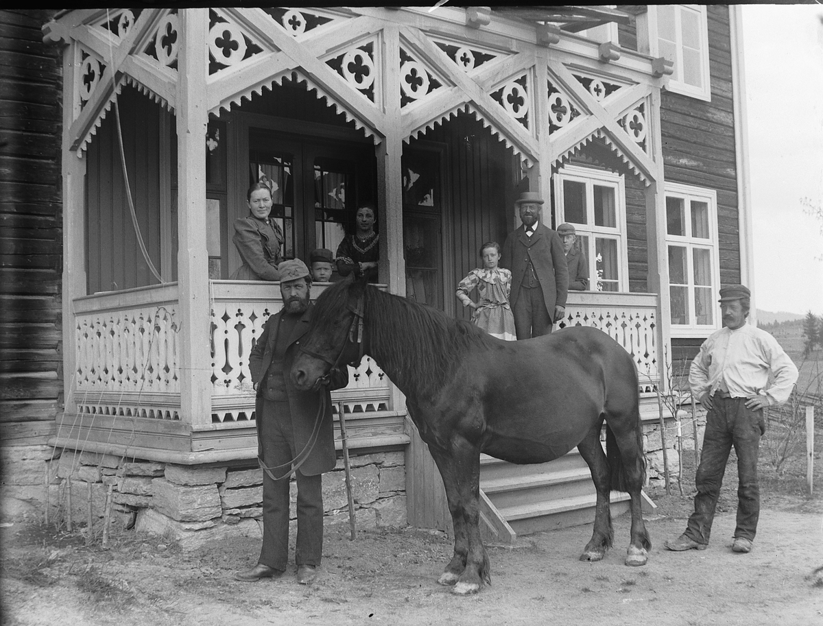 Ole Hansen Løken, GRUPPE 8 UKJENTE, BARN OG VOKSNE, HEST, VERANDA, SVEITSERSTIL.