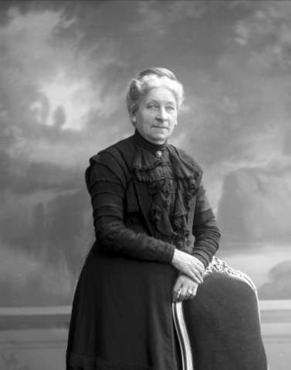 Gustav Borgen, Portrett, eldre kvinne i svart kjole. Fru Kiær.