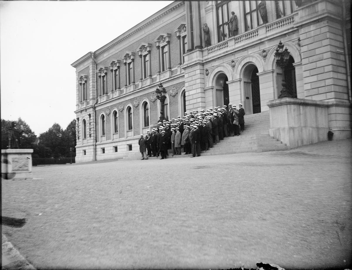 Carl Liljefors, "O.D. utanför Universitetet före avresan till Paris 1900", Uppsala