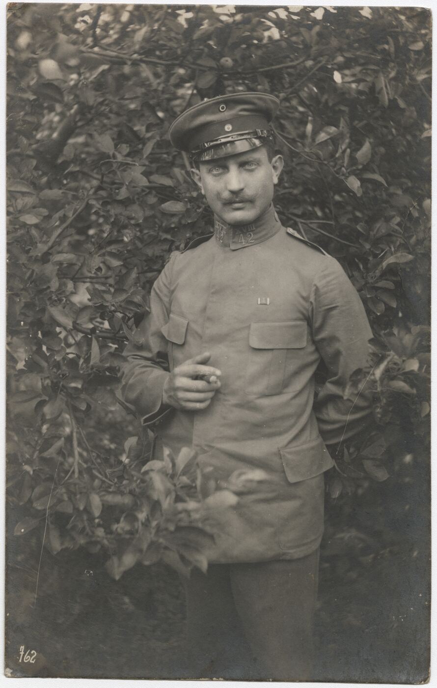 Nežinomas fotografas, Kariškio portretas sode