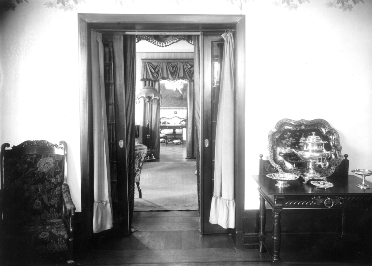 Hermann Christian Neupert, Trapp-Meyer. Stueinteriør. 1925. Glimt fra stue A gjennom dør til to andre stuer B og C. Stoler. Sofa. Lampe.