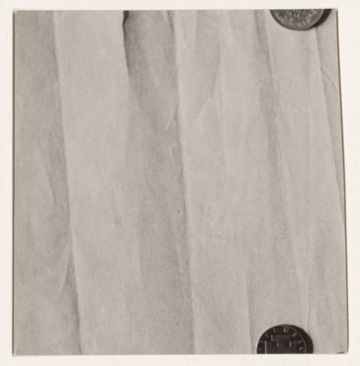 Anonym, Zerknittertes Papier mit zwei Münzen (Schilling-Groschen)