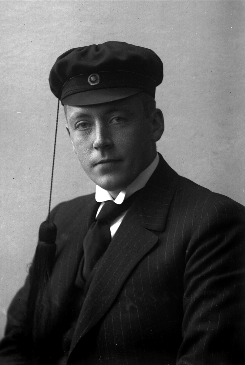 Gustav Borgen, Portrett, mann med studentlue. O Braa-Johansen.