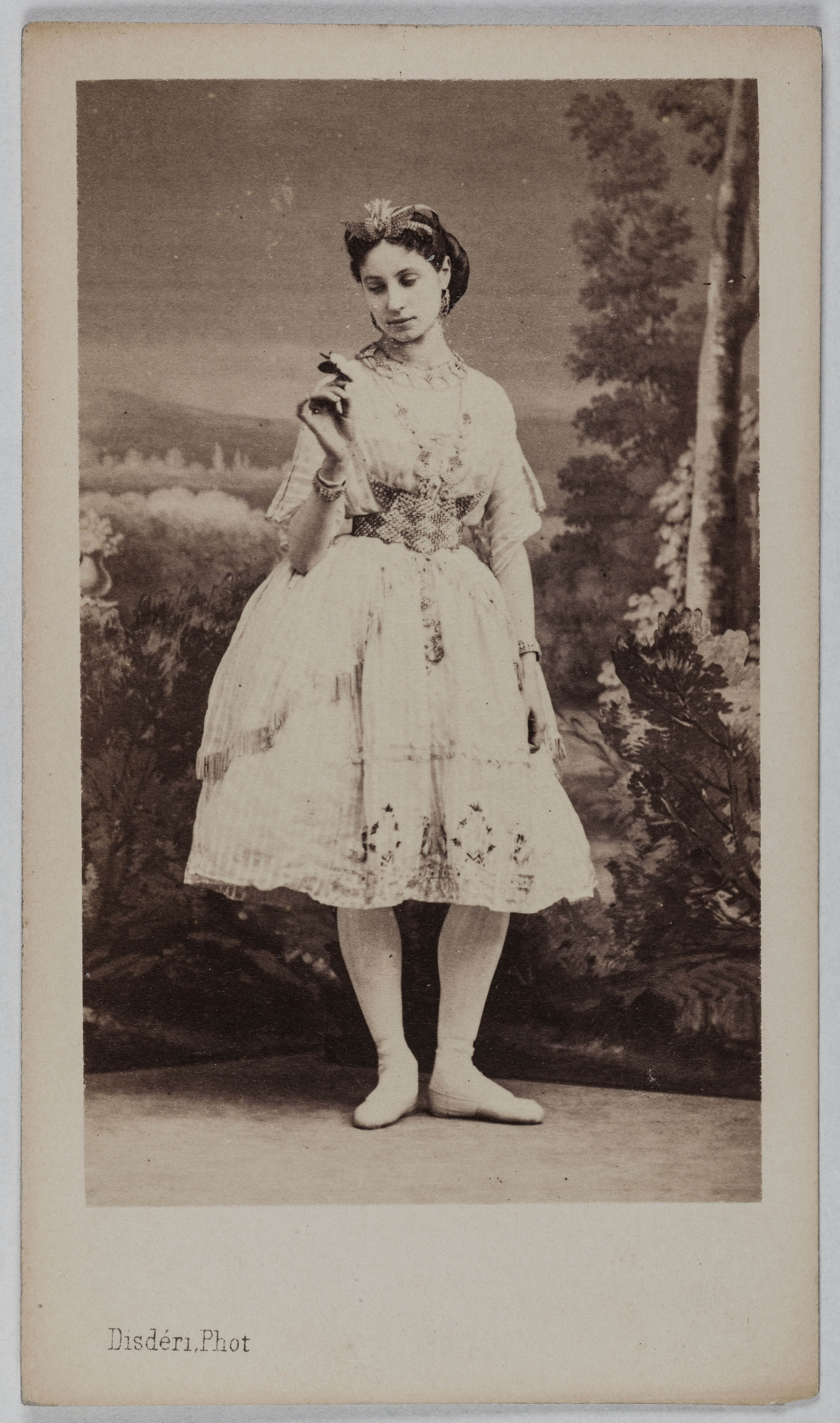André-Adolphe-Eugène Disdéri, Portrait de Laura Fonta (danseuse à l'Opéra)
