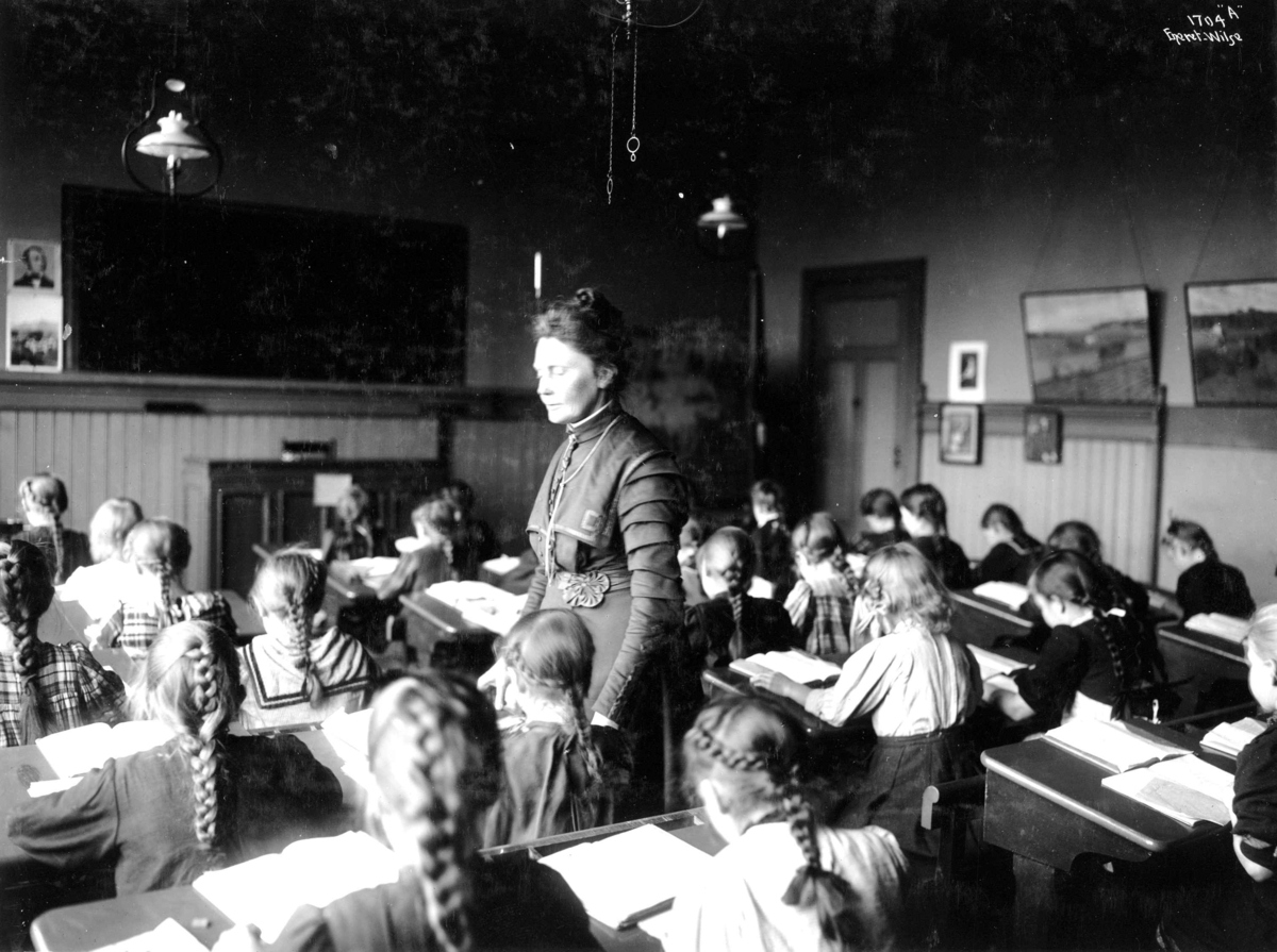 Anders Beer Wilse, Lærerinne Anna Rogstad underviser pikeklasse på Sagene skole.