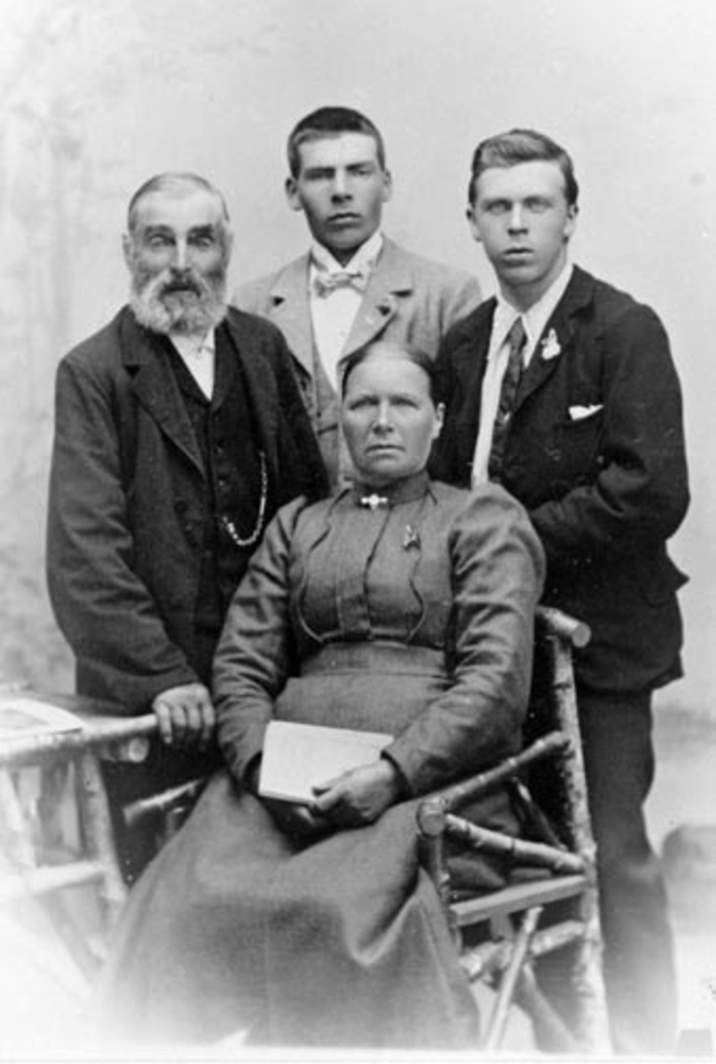 Anno Domkirkeodden, John Asplunds besteforeldre, Anders Asplund (far) f.1881 i midten, til høyre er Ole Asplund, Ringsaker.