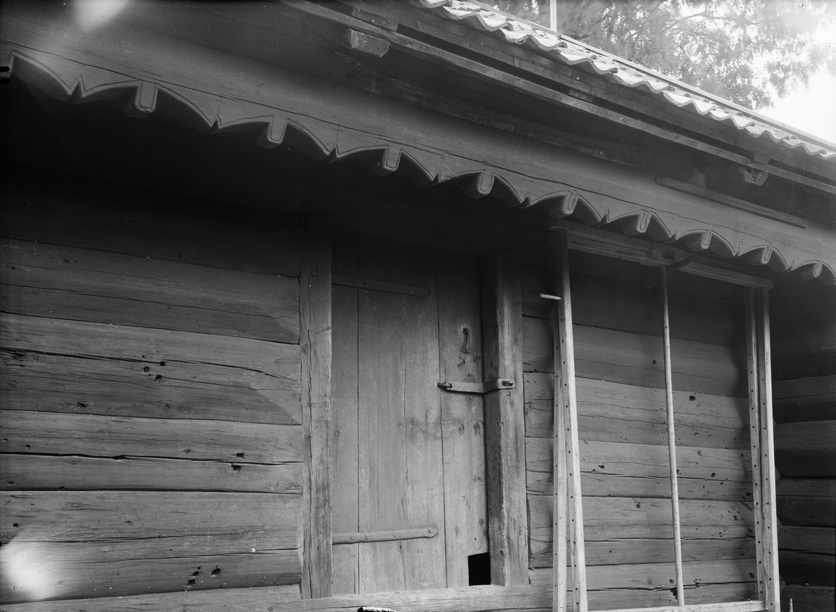 Paul Sandberg, Dekorerad kragstock på bod - Karlsson, Karkebo, Films socken, Uppland 1935