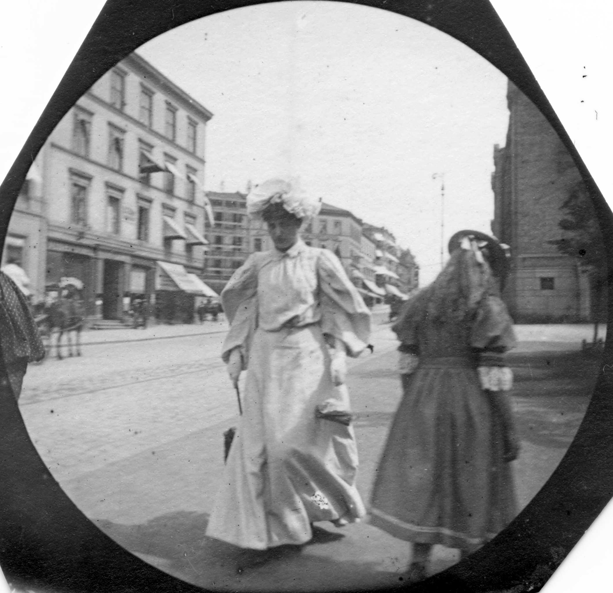 Fredrik Carl Mülertz Størmer, Frk. Magga Lund, senere fru Cammermeyer, spaserer på Karl Johans gate, Oslo, ved Stortinget.