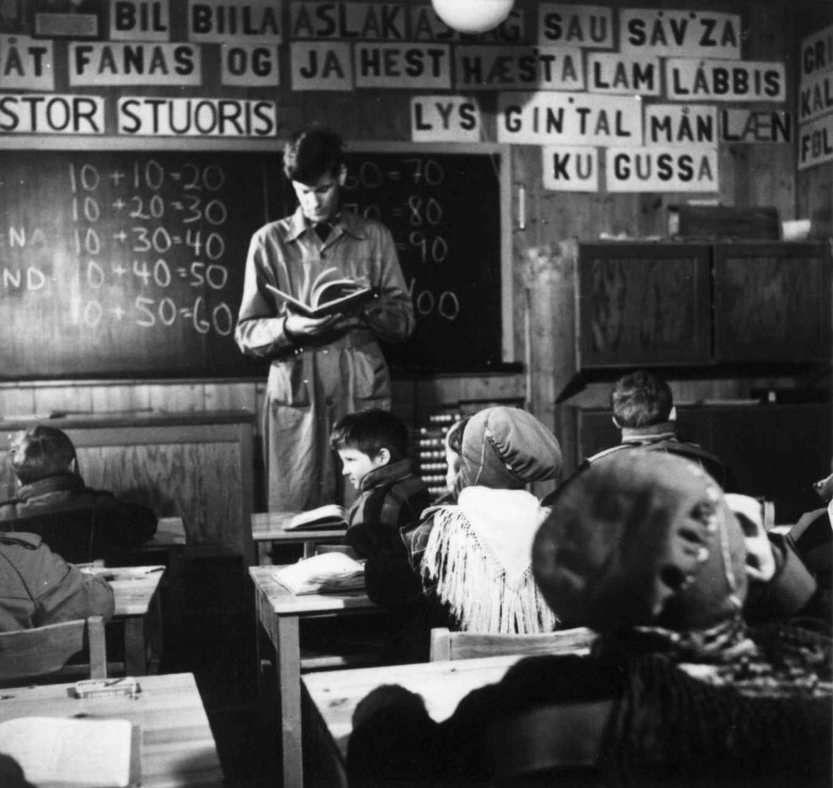 Virginia Raymond Davidson, Elever og lærer i klasserom ved Karasjok folkeskole. 1958.