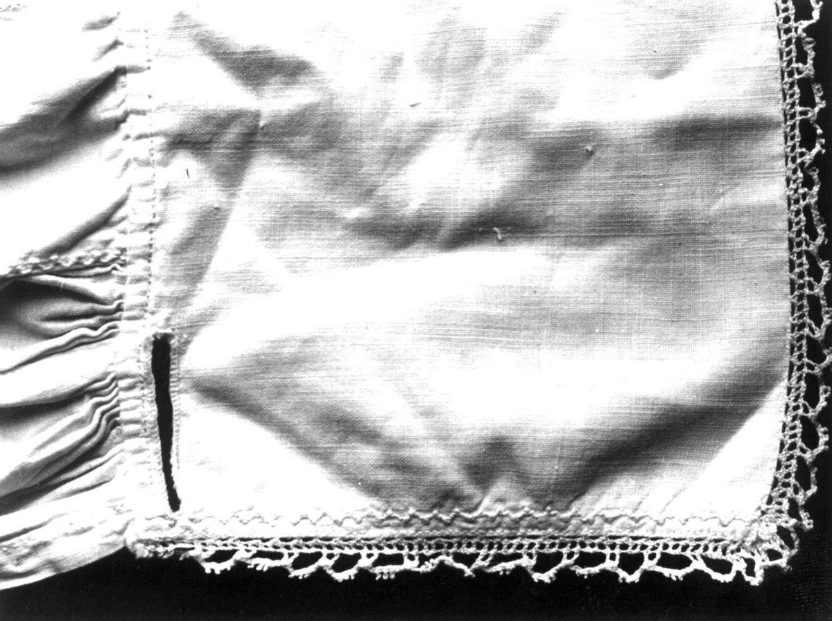 Anna Grostøl, Dølemo Åmli, Aust-Agder 1940. Detalj av halslinning på brudeskjorte.
