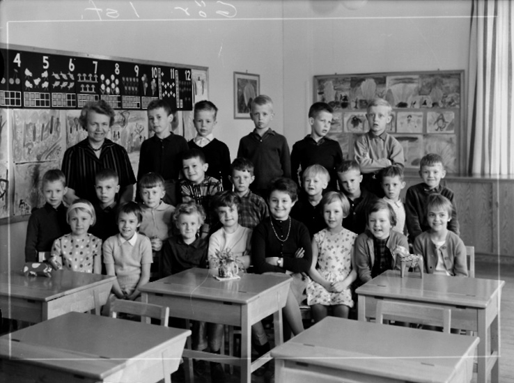 Sven Lindskog, The student school, classroom interior, 21 schoolchildren with teacher Miss Lisa Hallin. Class 1aa, Hall 7.