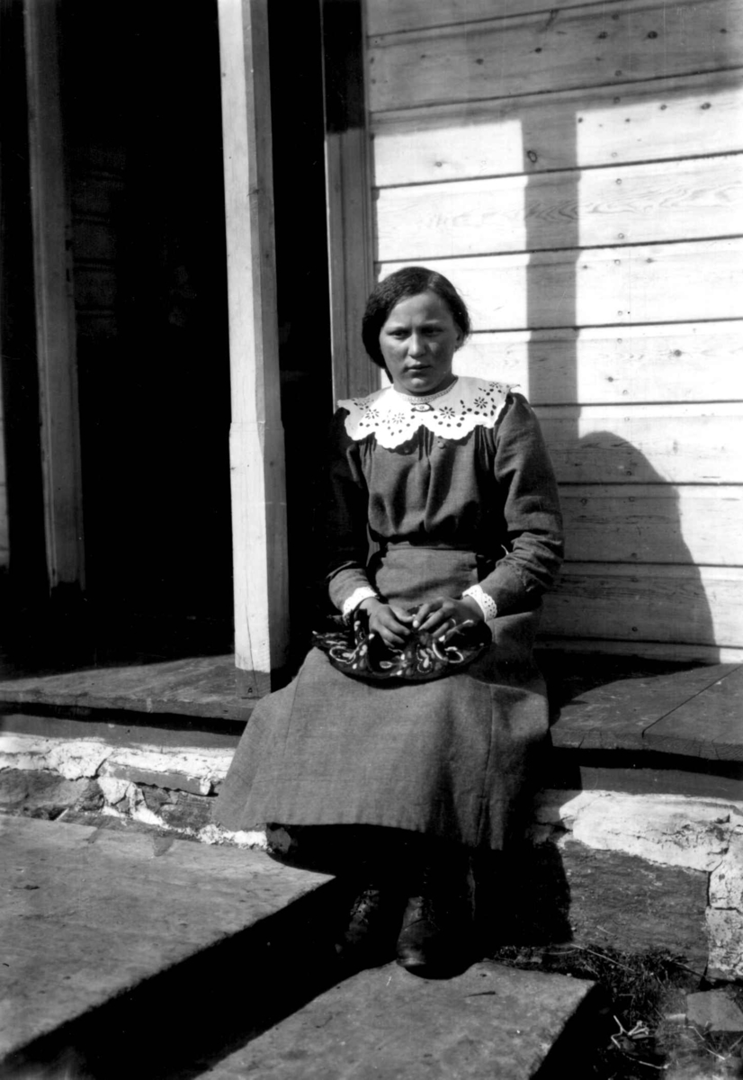 Hermann Christian Neupert, Drakt. Leveld, Ål, Buskerud. 1930. Ung kvinne i drakt.