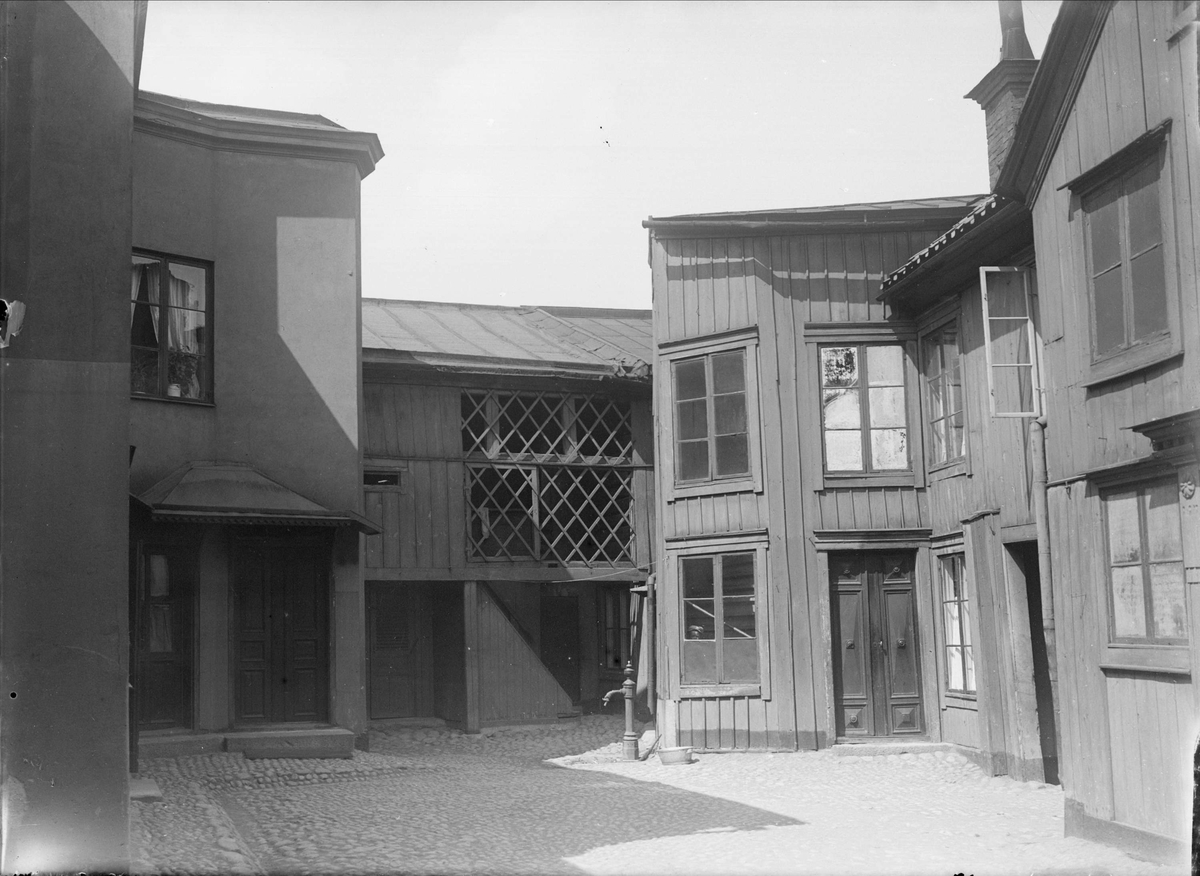 Alfred Dahlgren, Gårdsinteriör, Dragarbrunnsgatan 33, kvarteret Kransen, Dragarbrunn, Uppsala 1908