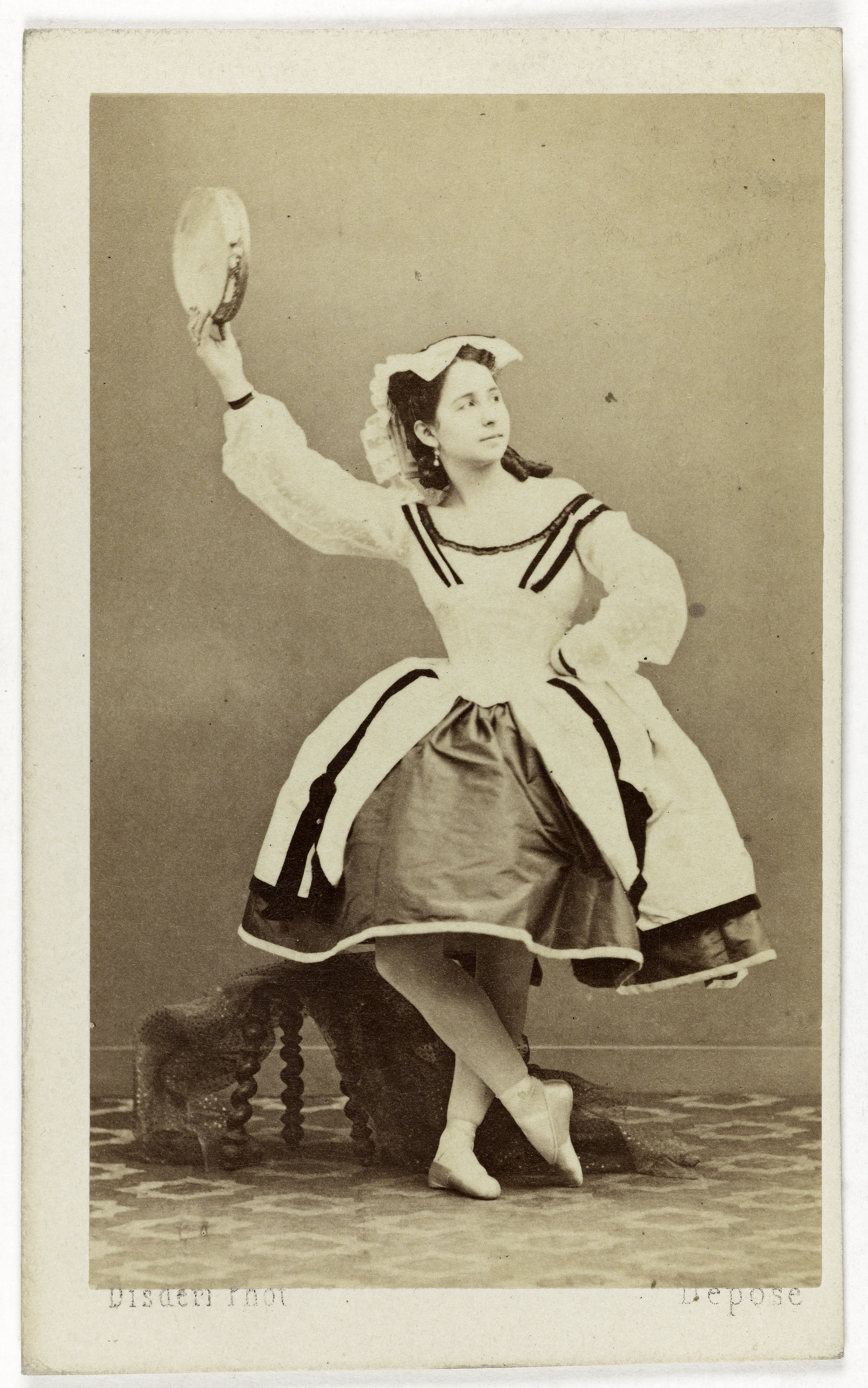 André-Adolphe-Eugène Disdéri, Portrait en pied de Morando, danseuse à l'Opéra, tenant un tambourin.