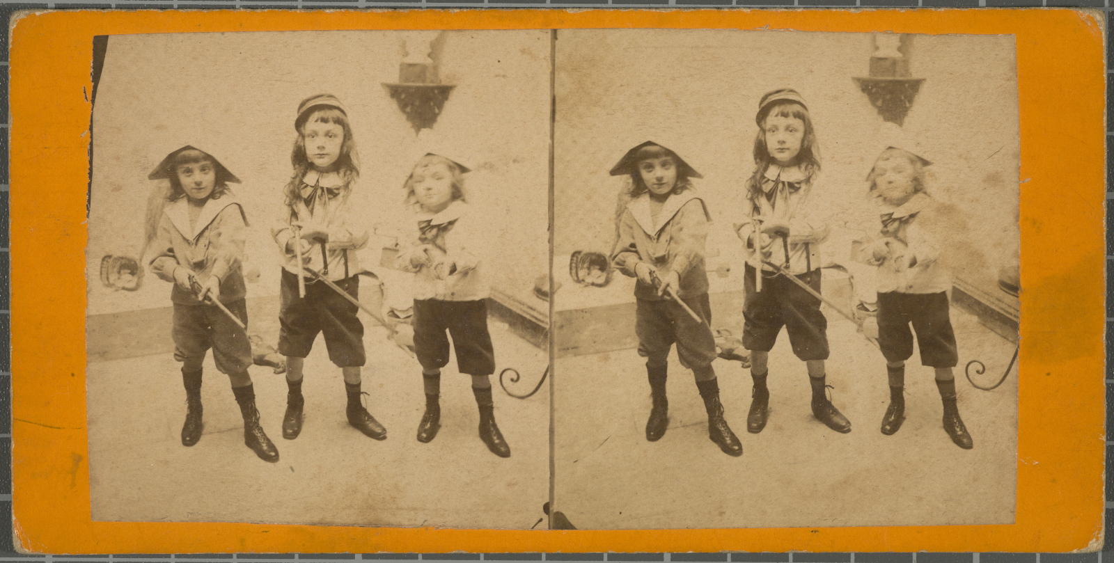 Desconegut, [Three children disguised as soldiers]