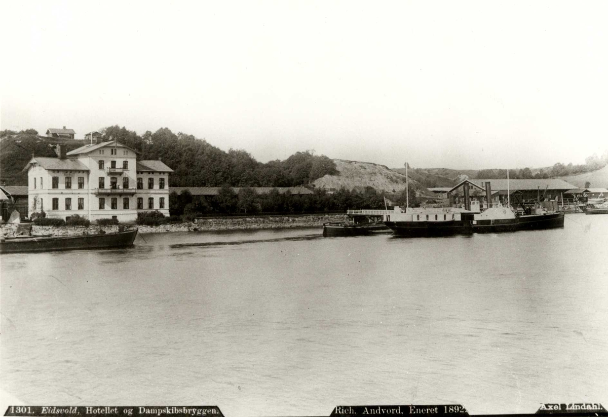 Axel Lindahl, Dampskipsbryggen på Eidsvoll med skipet Skibladner til kai i 1890-årene. Hotellet sett fra Vorma.