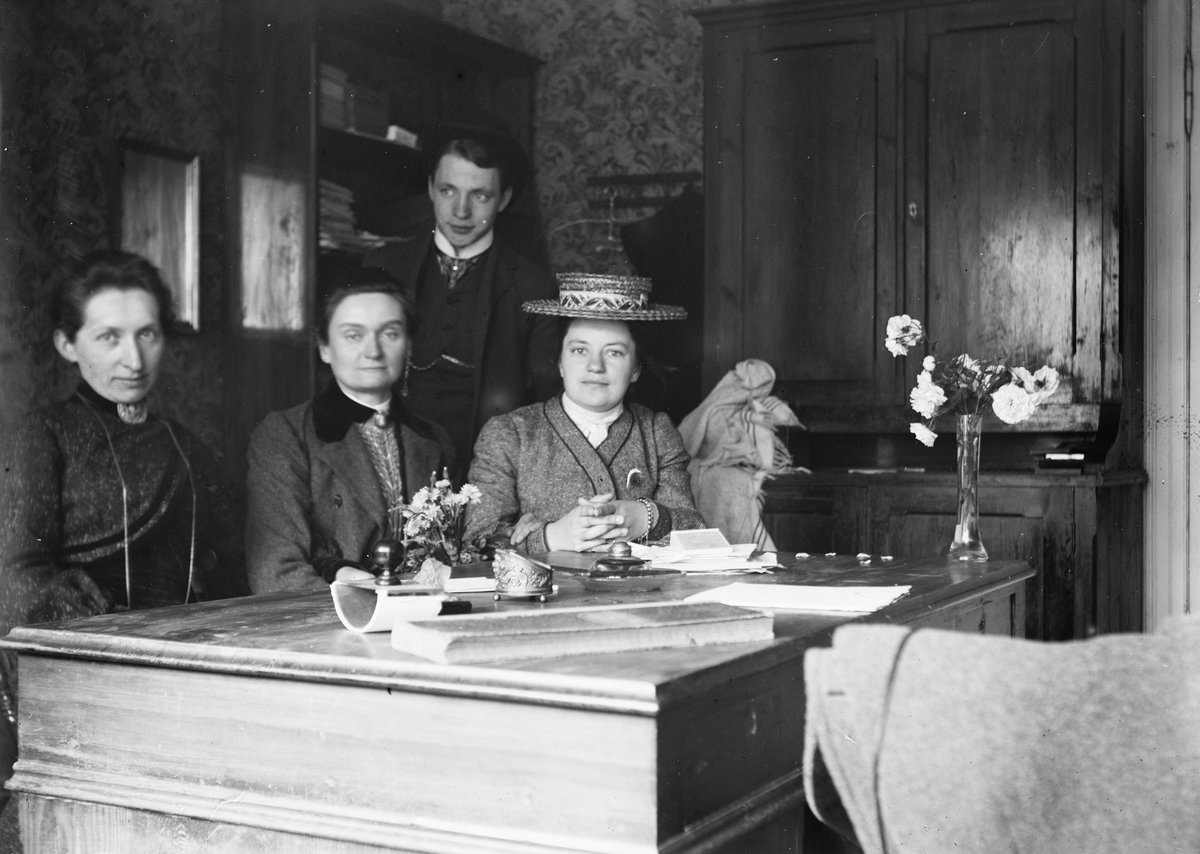 Okänd,, Christiane Liljefors with two other women and a young man at desk, likely in Sweden