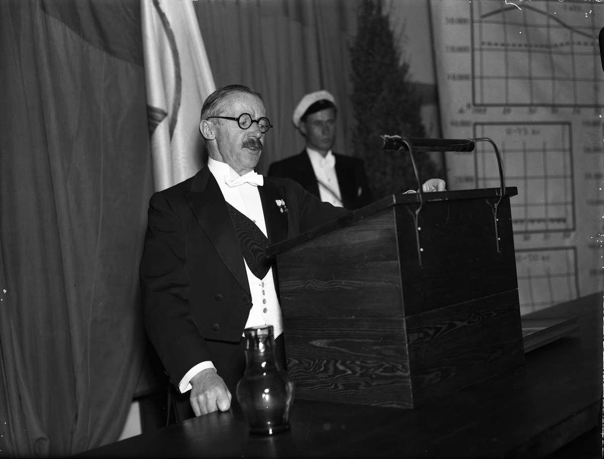 Paul Sandberg, Landshövding Sigfrid Linnér i talarstolen vid firandet av Lantbrukshögskolans tioårsjubileum, Ultuna