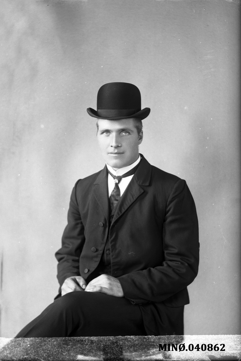 Oscar Holte, Portrett av mann - Haldo Engan