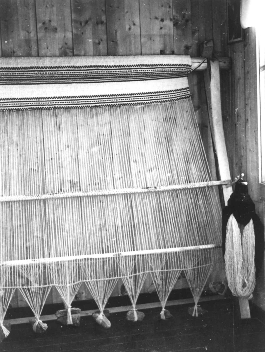 Anna Grostøl, Greneveving. Renningen med steinlodd og påbegynd teppe. Lyngen, Troms 1947.