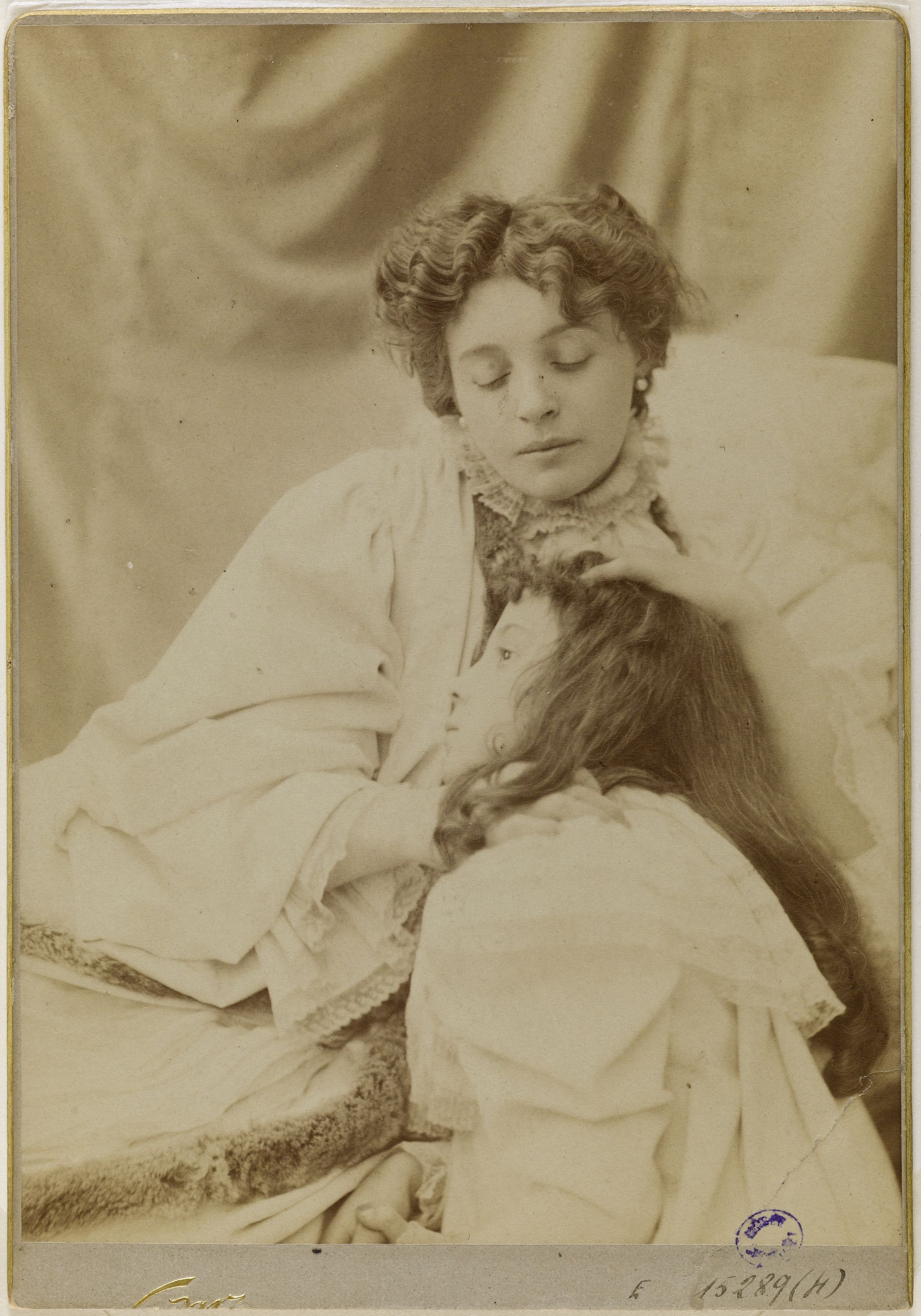 Nadar, Portrait de l'actrice Réjane avec une enfant.