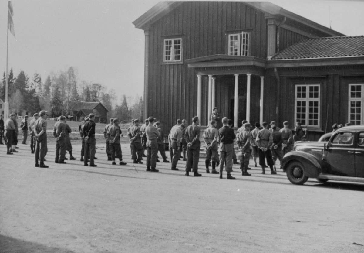 Oddvar Dobloug, Milorg-soldater oppstilt foran stor bygning