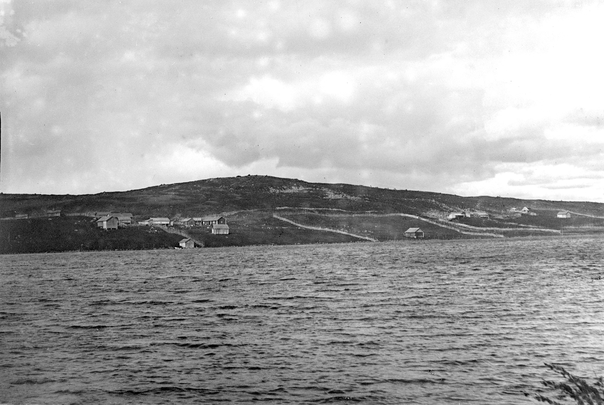 Hans Emil Erichsen, Mellsjøen, Oppland. Andersstuen seter på Mellsjøen, lengst til høyre i bildet.