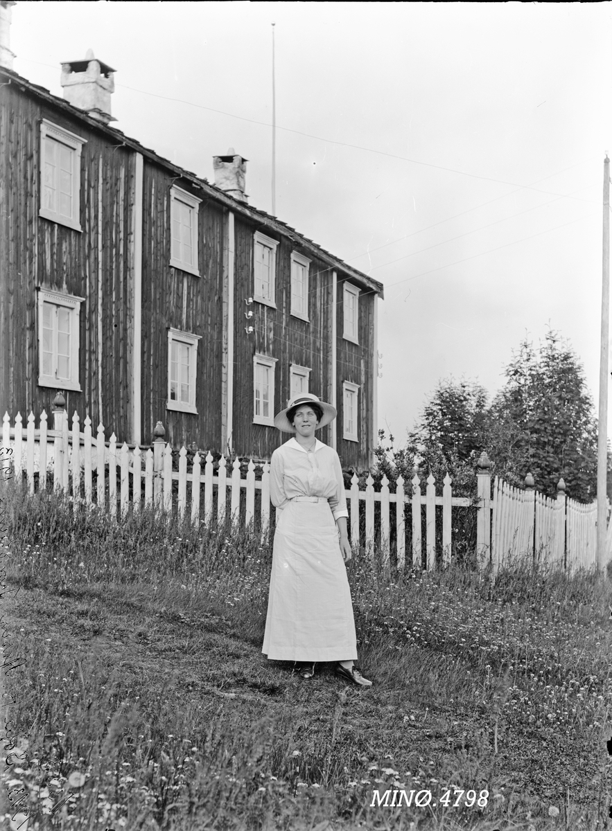 Peder J. Bredalslien, Kvinne foran bolighus