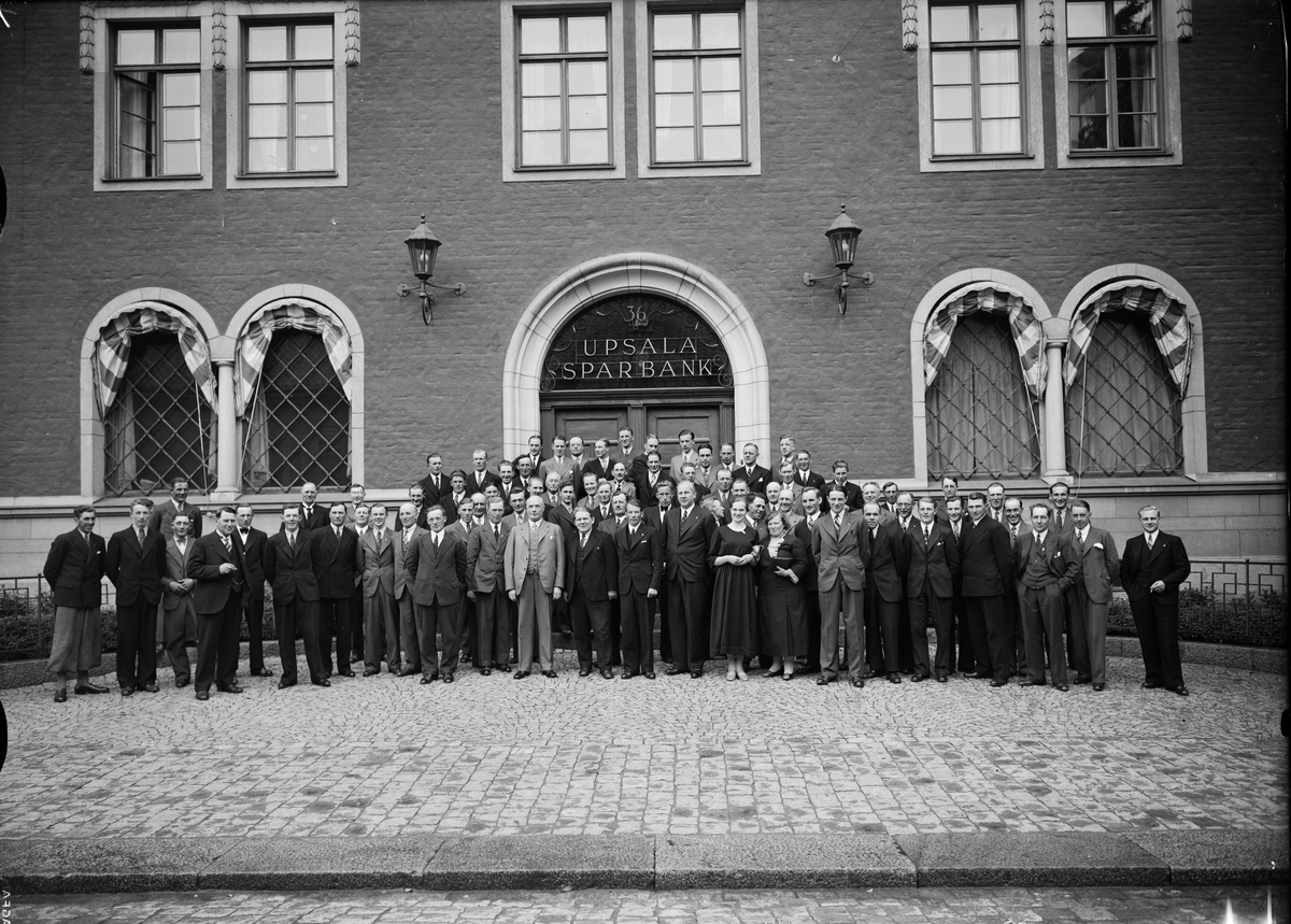 Paul Sandberg, Grupporträtt - sannolikt personal vid Upsala Sparbank, Kungsgatan, Uppsala 1935