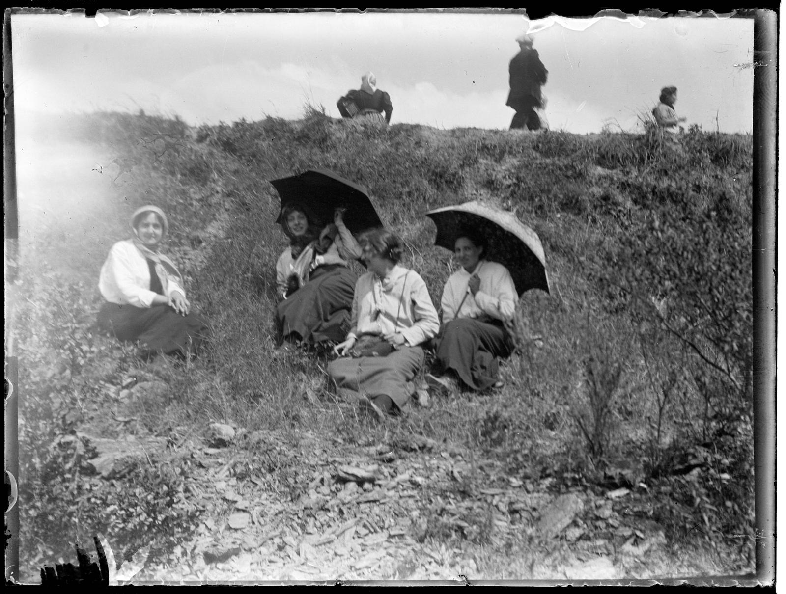 Desconegut, [Portrait in the mountain]