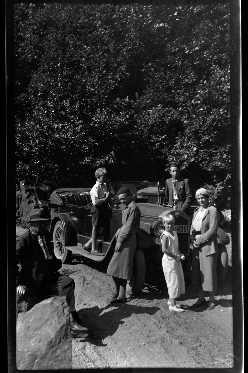 Rolf Sr. Sundt, Finn og Rolf Sundt, Unni jr og Eva Guhnfeldt, kunstmaleren Werner Otto Lichtenberg og Unni Guhnfeldt sr. ved en bil ved Sutteviken i Farsund.