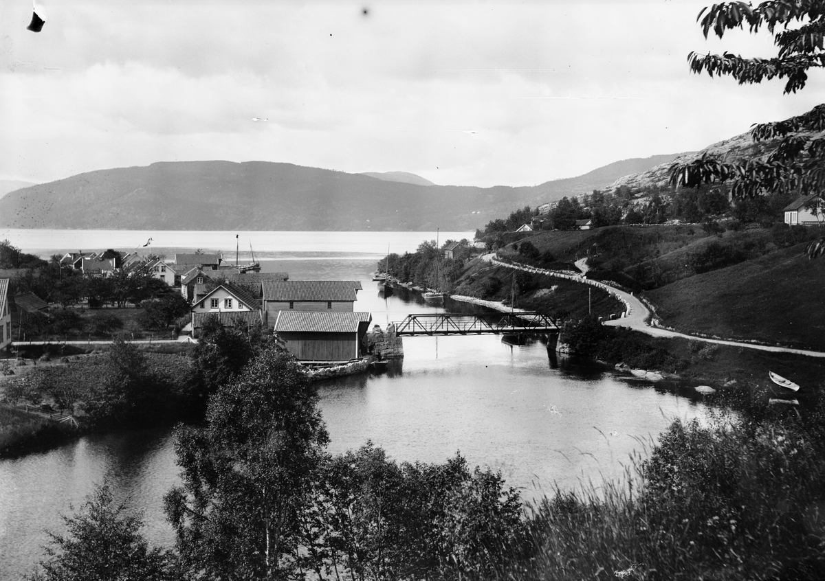 Okänd,, Vy över by vid fjord och fjäll i Norge, bro över fjorden