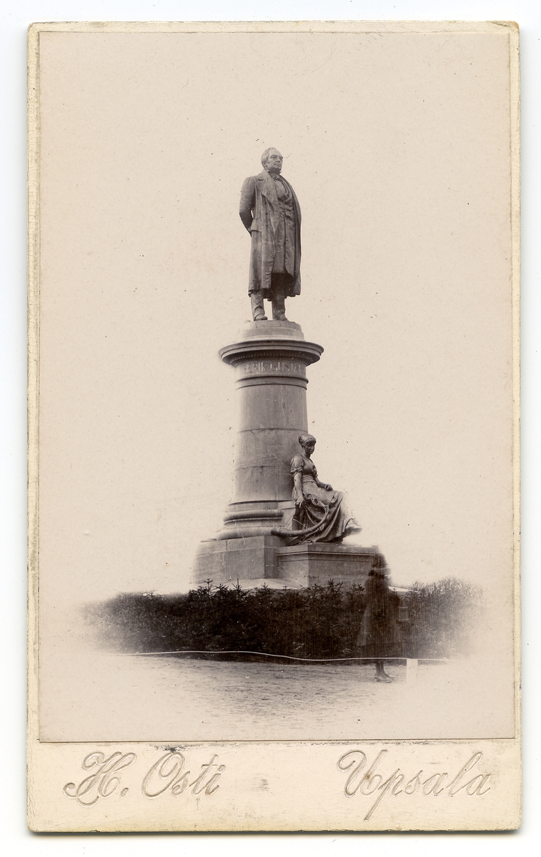 Henri Osti's Fotografiateliér, John Börjesons staty föreställande Erik Gustaf Geijer, Universitetsparken, Uppsala, sannolikt 1890-tal