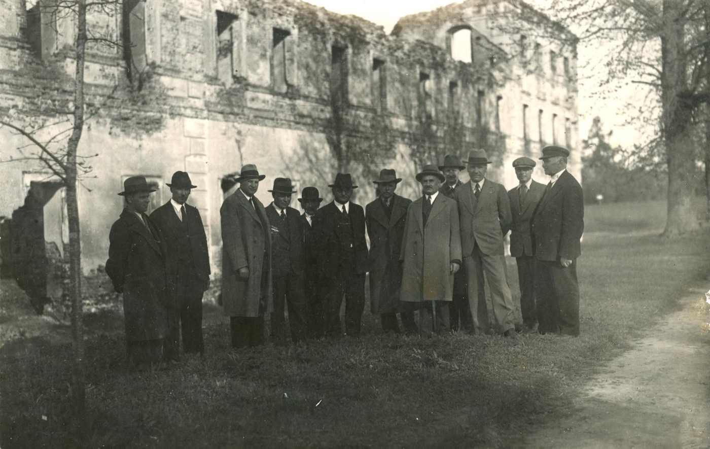 Nežinomas fotografas, Komisija kurortinėms vietoms nustatyti prie galinio Biržų pilies fasado