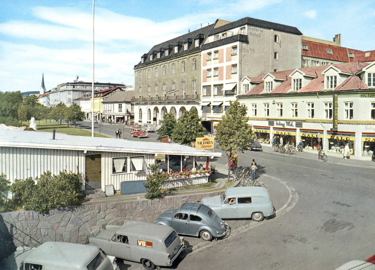 Anno Domkirkeodden, STRANDGATA 21. , VICTORIA HOTEL, ERLING VOLD, RÅDHUSET, VICTORIAHAGEN I FORGRUNNEN.