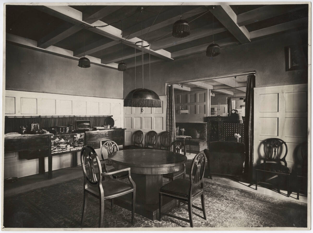 Anonym, Wohnung Dr. Hermann und Dr. Eugenie Schwarzwald, Wien VIII., Josefstädter Straße 68, Blick vom Eßzimmer in das Sitzzimmer (Kaminnische)