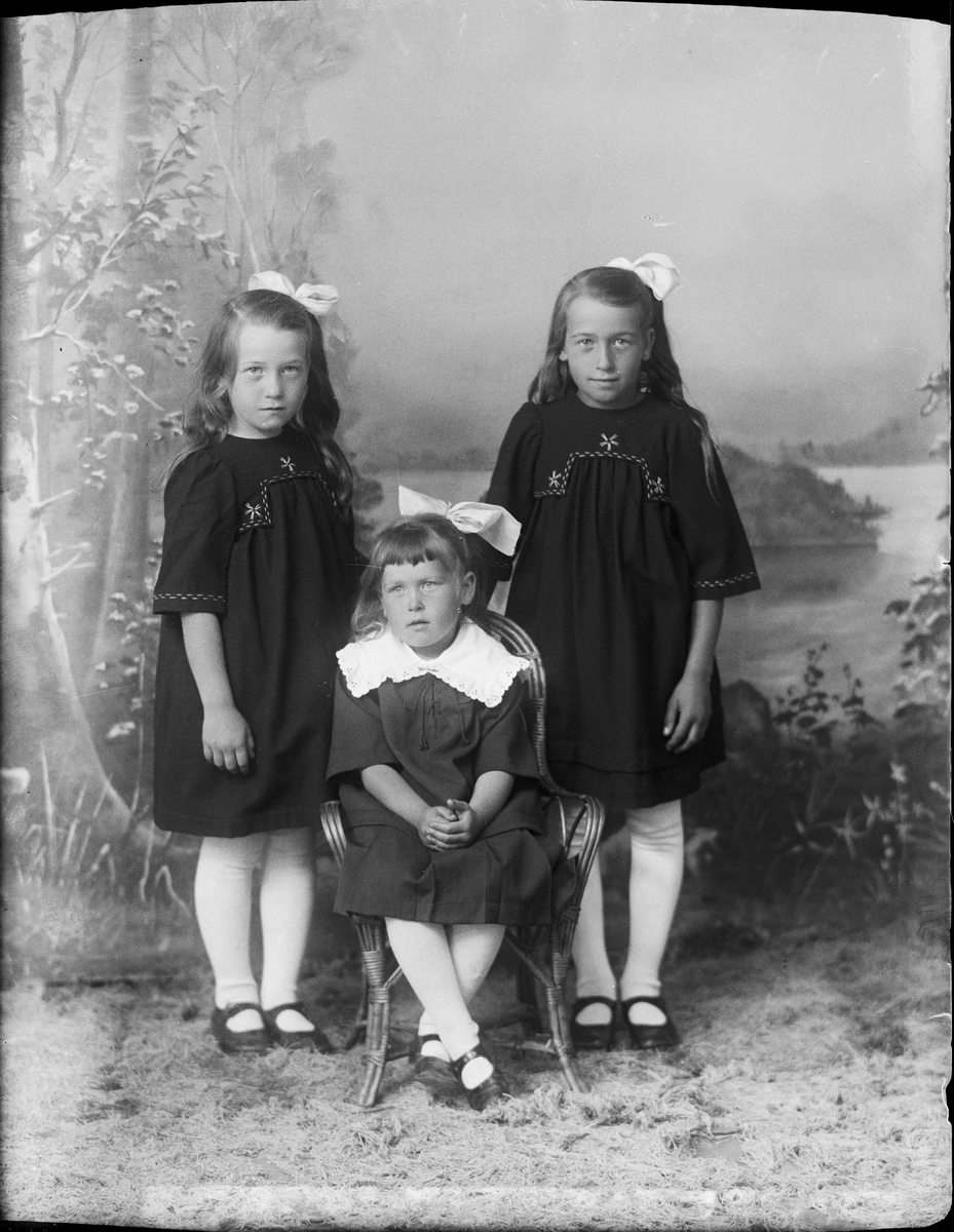 Skötsner-Edhlund, Ateljéporträtt - flickorna Storman från Singö, Uppland 1923